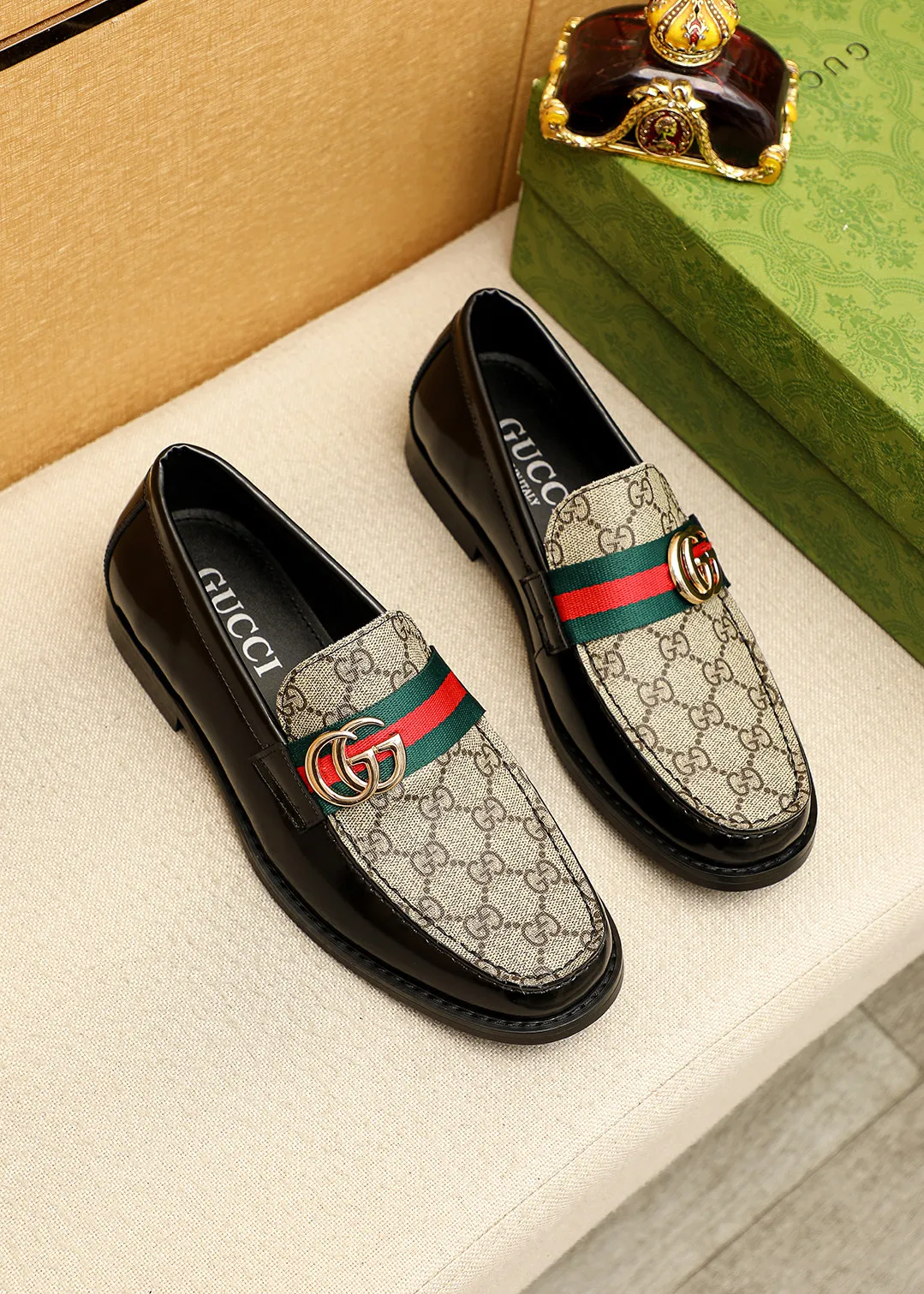 Men's shoes 💰480 💐 Product trademark: GUCCI "Gucci" casual leather shoes Regular size: 38-44 (45.46🉑️customized) Product materials: Selected imported first-layer calfskin embossed upper + luxury hardware buckle, imported water-dyed cowhide leather lining. Strong three-dimensional visual effect, original outsole color: 2 colors available